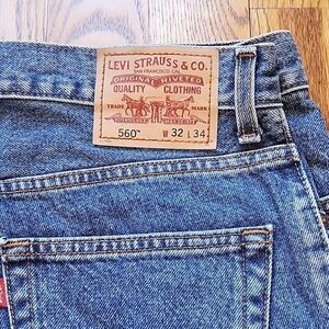 Vintage Levi's 560 Relaxed Fit Men's Jeans in Medium Blue with Tan Patch